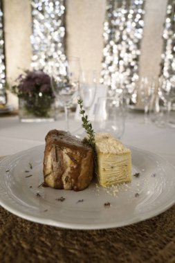 Düğün kutlaması masası ve ana yemek düzenlemesi. Gurme yemeği. Yumuşak krema soslu domuz filetosu ve patates mili feuille.