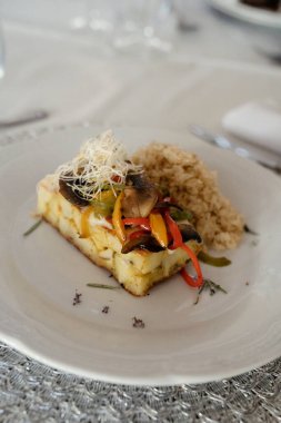 Sosyal etkinlik gastronomisi. Vejetaryen menüsü. Mantarlı risotto, sebzeli ve İspanyol patatesli omlet.