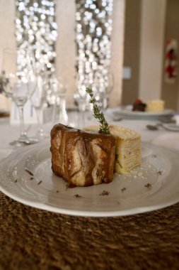 Düğün kutlaması masası ve ana yemek düzenlemesi. Gurme yemeği. Yumuşak krema soslu domuz filetosu ve patates mili feuille.