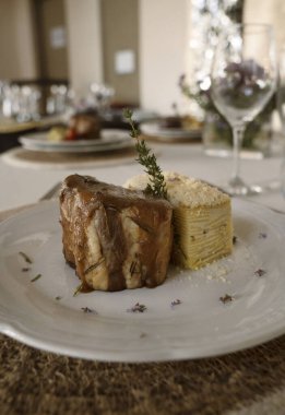 Düğün kutlaması masası ve ana yemek düzenlemesi. Gurme yemeği. Yumuşak krema soslu domuz filetosu ve patates mili feuille.