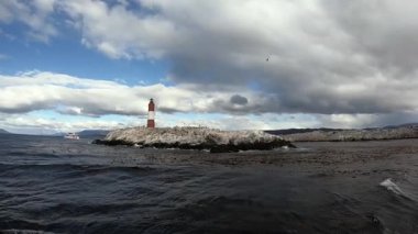 Arjantin 'in Tierra del Fuego adasındaki kayalık bir adada bulunan Les Eclaireurs anıtının görüntüsü. Feribot ve karabatak kuşlarının görkemli bir gökyüzünün altında yuvalandığı yer.