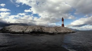 Arjantin 'in Tierra del Fuego adasındaki kayalık bir adada bulunan Les Eclaireurs anıtının görüntüsü. Feribot ve karabatak kuşlarının görkemli bir gökyüzünün altında yuvalandığı yer.