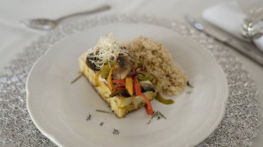 Sosyal etkinlik gastronomisi. Vejetaryen menüsü. Mantarlı risotto, sebzeli ve İspanyol patatesli omlet.