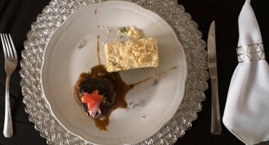 Sosyal bir etkinlikte gurme gastronomisi. Soslu ızgara fileto ve galada beyaz bir tabakta patates mili feuille.