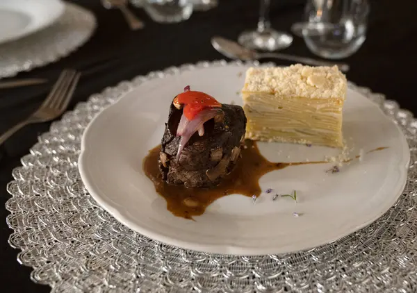 Sosyal bir etkinlikte gurme gastronomisi. Yakından bakınca soslu ızgara fileto ve galada beyaz bir tabakta patates mili feuille.
