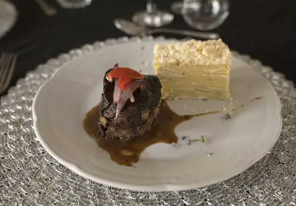 Sosyal bir etkinlikte gurme gastronomisi. Yakından bakınca soslu ızgara fileto ve galada beyaz bir tabakta patates mili feuille.