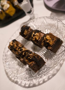 Gala 'da tatlı atıştırmalıklar. Fındıklı, koyu çikolatalı brownie 'nin yakın görüntüsü.