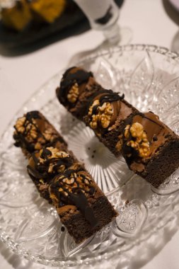 Gala 'da tatlı atıştırmalıklar. Fındıklı, koyu çikolatalı brownie 'nin yakın görüntüsü.