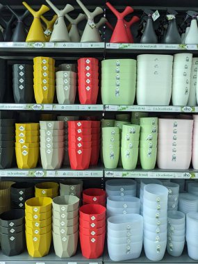 Satılık renkli geri dönüşümlü plastik kaplar. Geri dönüştürülmüş ürün kavramı.