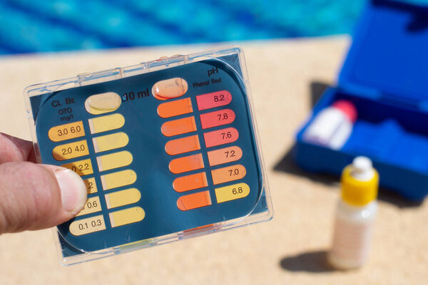 Комплект для анализа уровня pH и хлора воды в бассейне. Концепция гигиены плавания.