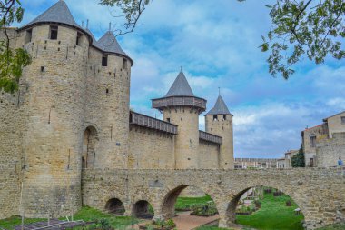 UNESCO 'nun Dünya Mirası Bölgesi olan Carcassonne Kalesi' nin duvarlı kentlerinden birinin manzarası.