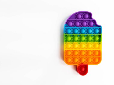 Renkli olarak beyaz arkaplandaki dondurma şeklinde kopyala.