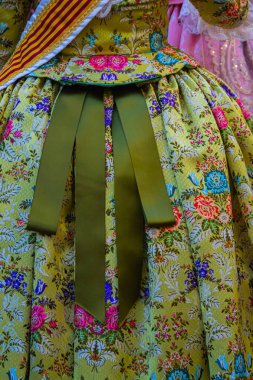 Valencia Şelaleleri 'nde bir kız kostümünün eteği. San Juan Hogueras, Javea, Alicante 'deki bir kızın bölgesel elbisesinin ayrıntıları..