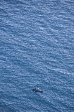 Akdeniz 'de kayak yapan adam..