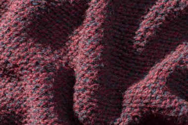 Kırışık kırmızı formanın pamuk ve polyester kumaşına yakın çekim