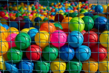 Çocuk parkında birikmiş plastik toplar.