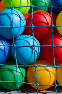Bir pittopun farklı renkte toplarının yakın plan görüntüsü.