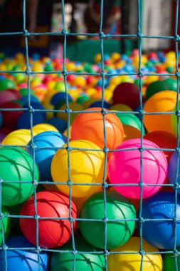 Çukurdaki bir çok renkten plastik toplar.