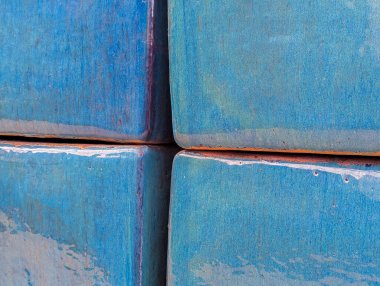 Modern tarz mavi porselen bahçıvanlık kaplarının yakın plan fotoğrafı..