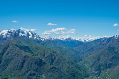 Ticino kantonundaki Cardada Dağı 'ndan Valais Alpleri ve Avegno-Gordevo köyünün manzarası..