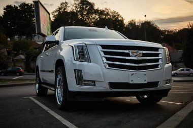 Şehirdeki büyük beyaz jip.