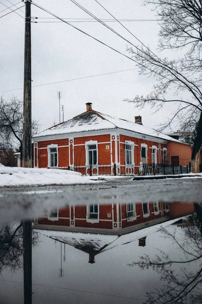 雪の中の家の垂直ショット — ストック写真