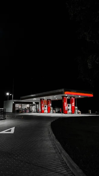 Şehirdeki Benzin Istasyonunun Gece Görüşü — Stok fotoğraf