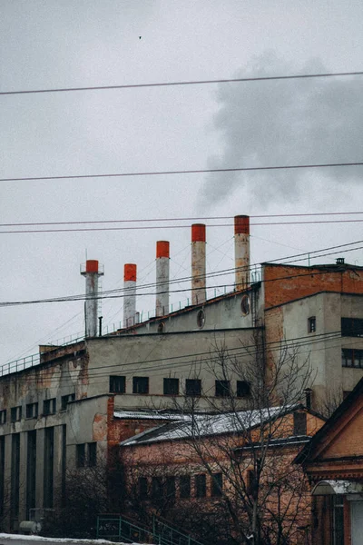 Gyárépület Füsttel Kéménnyel — Stock Fotó