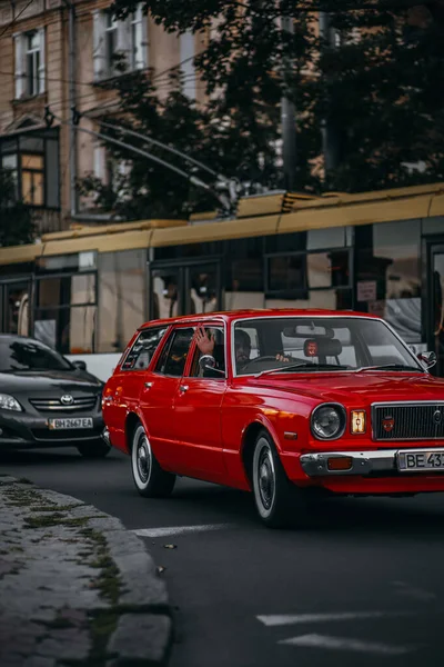 Retro Czerwony Samochód Mieście — Zdjęcie stockowe