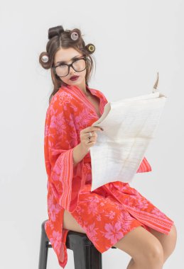 Kitabı ve kalemi olan genç bir kız.