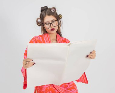 Kırmızı elbiseli, kitap ve kalemle güzel bir kadın.