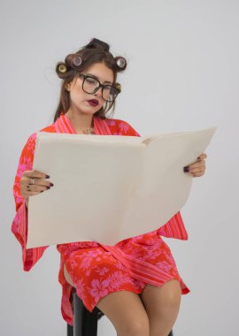 Beyaz gömlekli, gözlüklü, kitap ve kalemli güzel bir kız.