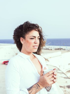 Kumsalda rastalı bir kadın.