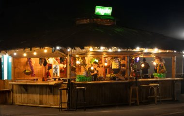 Akşamki şehrin gece manzarası