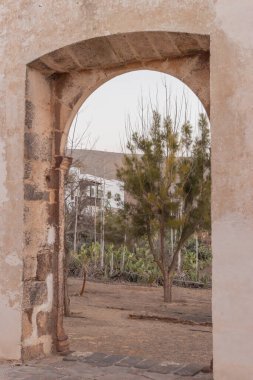 Boş beyaz bir evin eski ahşap kapısının dikey görüntüsü.