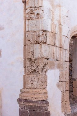 Aziz Nikholas Manastırı 'ndaki antik taş kapı eski köydeki dağda..