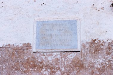 Eski taş bir duvar ve dünya devletinin penceresi.