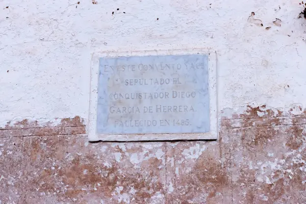 Eski taş bir duvar ve dünya devletinin penceresi.