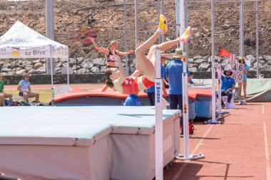 Stadyum sahasında genç bir kız