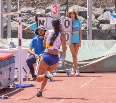 Spor salonundaki kız.