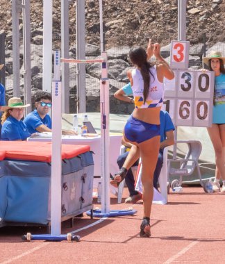 Kadınlar pistte koşuyor.