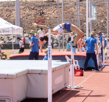 İstanbul, Türkiye - 26 Ağustos, 2017: Türk atletizm şampiyonası sırasında atlayan tanımlanamayan sporcu