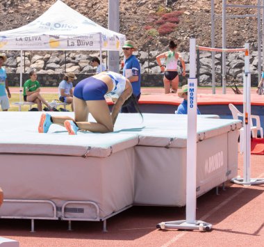 Yarışın başlangıç çizgisinde bir atlet