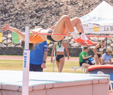 Trambolinde zıplayan atlet