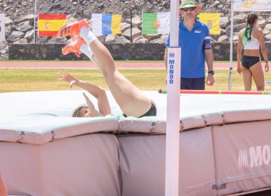 Kapalı alanda koşan Türk kadınları