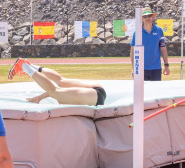 Spor üniformalı bir sporcu.