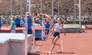 Kadın sporcusu yolda koşuyor