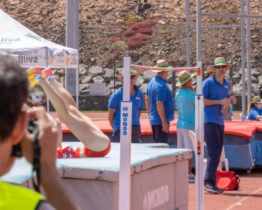 Kız şehirde nişanlanmış.