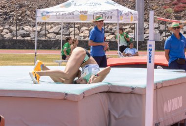 Tekerlekli sandalyedeki bir adam ve İsrail bayrağı