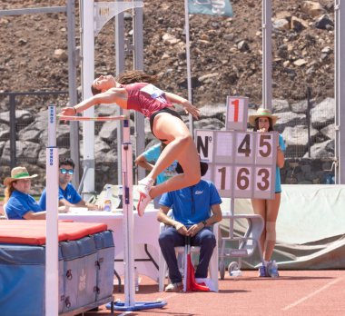 Atlama sırasında bayan sporcu